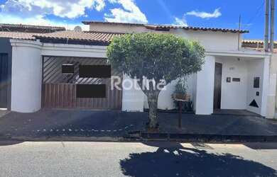 Imagem: A casa possui 3 Dormitórios, 1 Banheiro, 2 Vagas na garagem