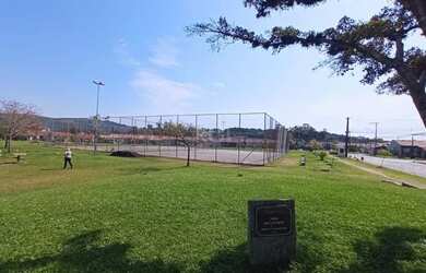 Imagem: A casa possui 3 Dormitórios, 1 Banheiro, 2 Vagas na garagem