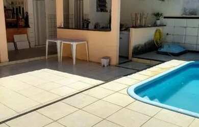 Imagem: A casa possui 4 Dormitórios, 3 Banheiros, 5 Vagas na garagem