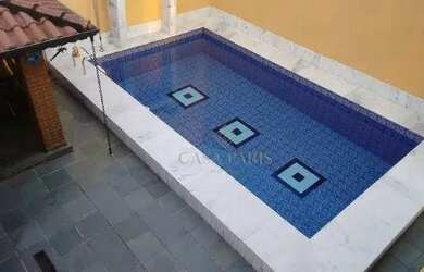 Imagem: A casa possui 4 Dormitórios, 5 Banheiros, 4 Vagas na garagem