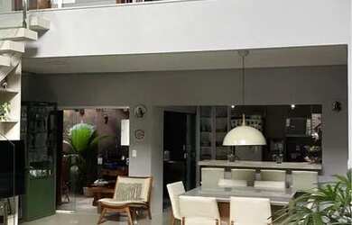 Imagem: A casa possui 3 Dormitórios, 3 Banheiros, 2 Vagas na garagem