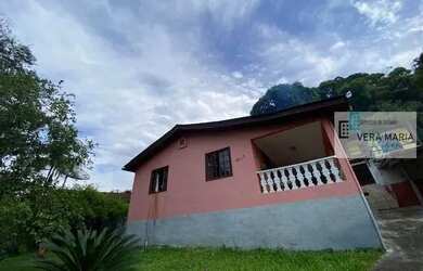 Imagem: A casa possui 2 Dormitórios, 1 Banheiro, 2 Vagas na garagem