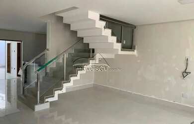 Imagem: A casa possui 3 Dormitórios, 1 Banheiro, 2 Vagas na garagem