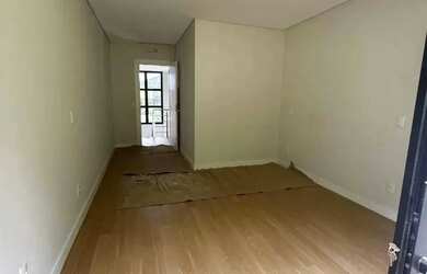 Imagem: A casa possui 3 Dormitórios, 4 Banheiros, 2 Vagas na garagem