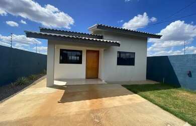 Imagem: A casa possui 2 Dormitórios e 1 Banheiro e está localizado