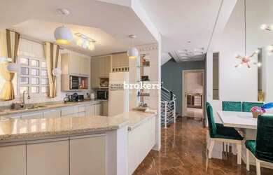 Imagem 3: Casa Sobrado, 4 Quartos, 5 Vagas, à Venda, no Água Verde, em Curitiba....