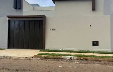 Imagem: A casa possui 2 Dormitórios, 2 Banheiros, 2 Vagas na garagem