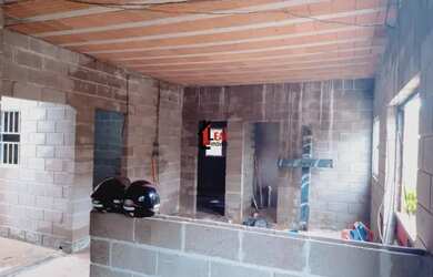 Imagem: A casa possui 3 Dormitórios, 2 Banheiros, 3 Vagas na garagem