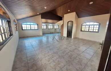 Imagem: A casa possui 3 Dormitórios, 3 Banheiros, 2 Vagas na garagem