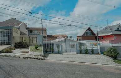 Imagem: A casa possui 3 Dormitórios, 2 Banheiros, 4 Vagas na garagem