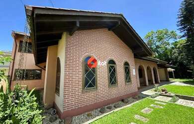 Imagem: A casa possui 5 Dormitórios, 4 Banheiros, 300m² de Área e