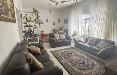 Imagem: A casa à venda possui 2 Dormitórios, 3 Banheiros, 2 Vagas