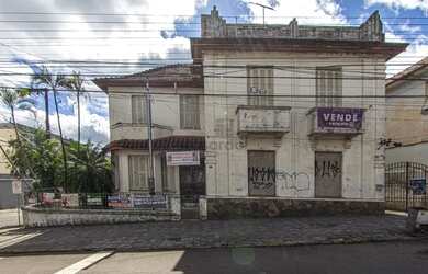Imagem: A casa possui 4 Dormitórios, 5 Banheiros, 2 Vagas na garagem