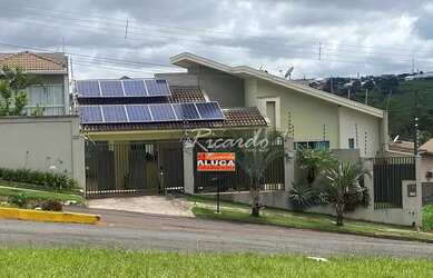 Imagem: A casa possui 3 Dormitórios, 2 Banheiros, 2 Vagas na garagem