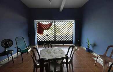 Imagem: A casa possui 2 Dormitórios, 1 Banheiro, 1 Vaga na garagem