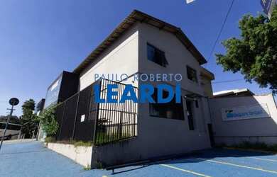 Imagem: O depósito possui 4 Vagas na garagem e 320m² de Área e está