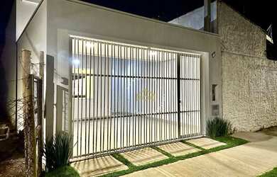 Imagem: A casa possui 3 Dormitórios, 1 Banheiro, 2 Vagas na garagem