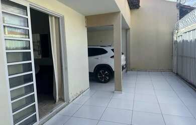 Imagem: A casa possui 4 Dormitórios, 3 Banheiros, 2 Vagas na garagem