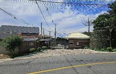 Imagem: A casa possui 3 Dormitórios, 1 Banheiro, 1 Vaga na garagem