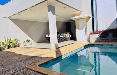 Imagem: A casa possui 3 Dormitórios, 3 Banheiros, 4 Vagas na garagem