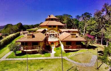 Imagem: A casa em condomínio possui 5 Dormitórios, 5 Banheiros, 5