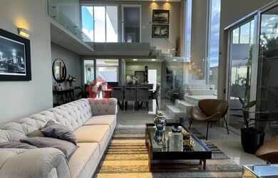 Imagem: A casa possui 4 Dormitórios, 5 Banheiros, 2 Vagas na garagem