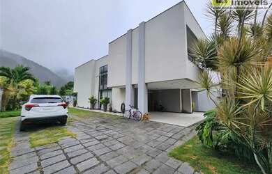 Imagem: A casa possui 4 Dormitórios, 5 Banheiros, 4 Vagas na garagem