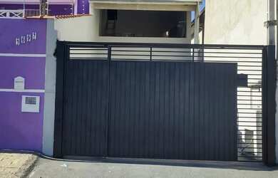 Imagem: A casa possui 2 Dormitórios, 3 Banheiros, 4 Vagas na garagem