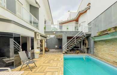 Imagem: A casa possui 4 Dormitórios, 5 Banheiros, 5 Vagas na garagem