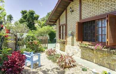 Imagem: A casa possui 5 Dormitórios, 2 Banheiros, 3 Vagas na garagem