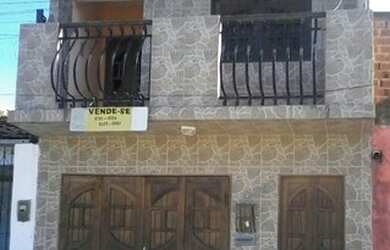 Imagem: A casa possui 3 Dormitórios, 3 Banheiros, 1 Vaga na garagem