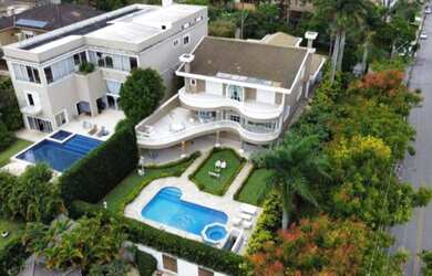 Imagem: A casa em condomínio possui 5 Dormitórios, 5 Banheiros, 5