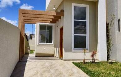 Imagem: A casa possui 3 Dormitórios, 2 Banheiros, 2 Vagas na garagem