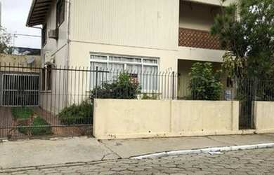 Imagem: A casa possui 4 Dormitórios, 2 Banheiros, 1 Vaga na garagem