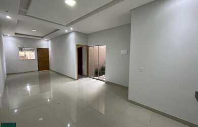 Imagem: A casa possui 3 Dormitórios, 2 Banheiros, 2 Vagas na garagem