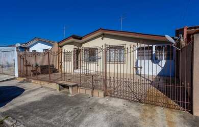 Imagem: A casa possui 4 Dormitórios, 3 Banheiros, 2 Vagas na garagem