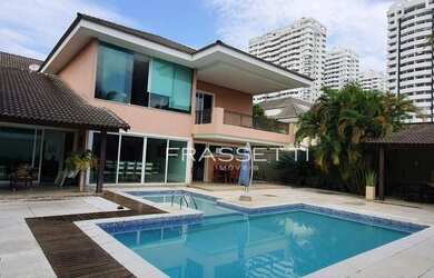 Imagem: A casa em condomínio possui 4 Dormitórios, 5 Banheiros, 5