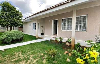 Imagem: A casa possui 3 Dormitórios, 3 Banheiros, 3 Vagas na garagem