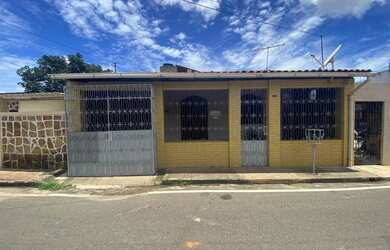 Imagem: A casa possui 2 Dormitórios, 2 Banheiros, 1 Vaga na garagem