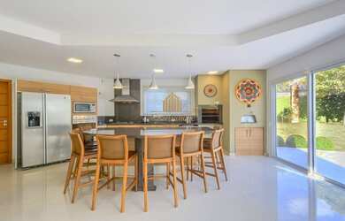 Imagem: A casa em condomínio possui 4 Dormitórios, 5 Banheiros, 5