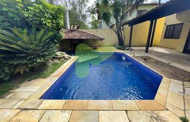 Imagem: A casa possui 4 Dormitórios, 5 Banheiros, 4 Vagas na garagem