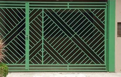 Imagem: A casa possui 3 Dormitórios, 3 Banheiros, 2 Vagas na garagem