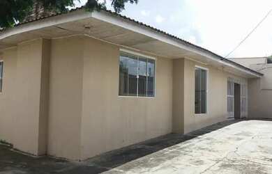 Imagem: A casa possui 3 Dormitórios, 1 Banheiro, 1 Vaga na garagem