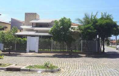 Imagem: A casa possui 4 Dormitórios, 4 Banheiros, 2 Vagas na garagem