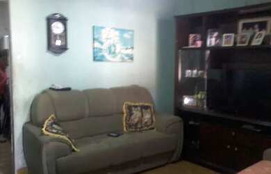 Imagem: A casa possui 3 Dormitórios, 1 Banheiro, 2 Vagas na garagem