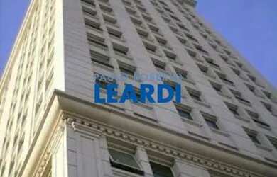 Imagem: O depósito possui 5 Vagas na garagem, 305m² de Área e está