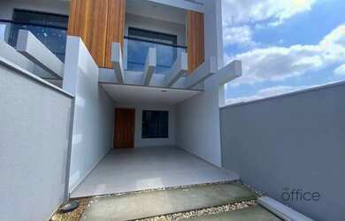 Imagem: A casa possui 3 Dormitórios, 2 Banheiros, 2 Vagas na garagem