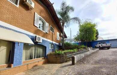 Imagem: A casa possui 5 Dormitórios, 4 Banheiros, 5 Vagas na garagem