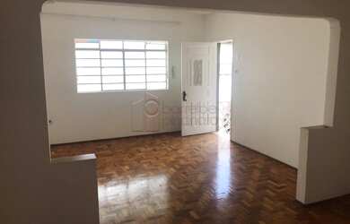 Imagem: A casa possui 2 Dormitórios, 1 Banheiro, 3 Vagas na garagem