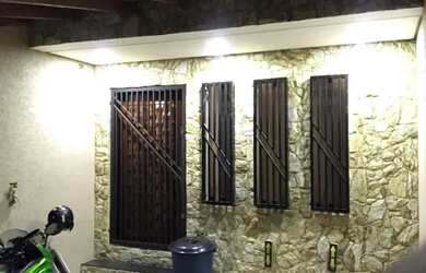 Imagem: A casa possui 3 Dormitórios, 4 Banheiros, 1 Vaga na garagem